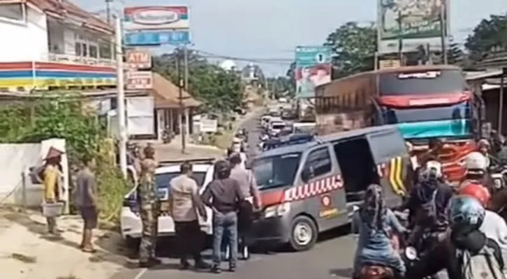 Dua mobil dinas kepolisian mengalami kecelakaan di Pandeglang gara-gara ODGJ ngamuk. (Tangkapan Layar/@lagi.viral)