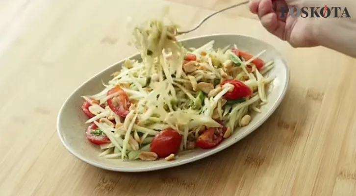 Resep Som Tam Pepaya Muda, Salad Thailand Cocok Dihidangkan Dengan Ikan Goreng (Foto: YouTube/Devina Hermawan)