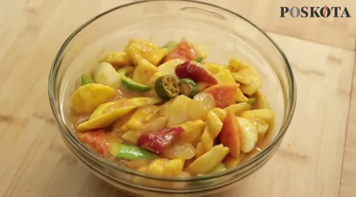 Resep Rujak Aceh Mangga Kuweni, Seger Pedas dan Wangi (Foto: YouTube Devina Hermawan)