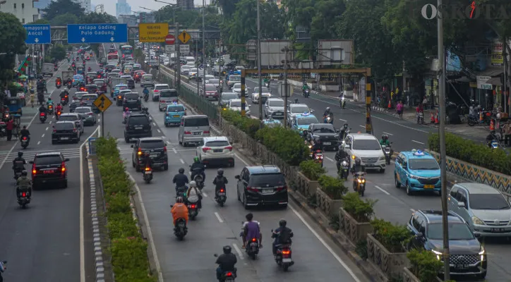 Sejumlah kendaraan bermotor dan mobil melintas di Jalan Letjen Suprapto, Johar Baru, Jakarta Pusat, Rabu (20/11/2024). Berdasarkan data Electronic Registration and Identification (ERI) Korps Lalu Lintas Polri (Korlantas Polri) hingga November 2024 jumlah kendaraan bermotor di Jabodetabek sebanyak 19,4 juta unit sepeda motor dan 3,9 juta unit mobil, Khusus untuk Jakarta, jumlah seluruh kendaraan bermotor sebanyak 21.856.081.Poskota/Ahmad Tri Hawaari