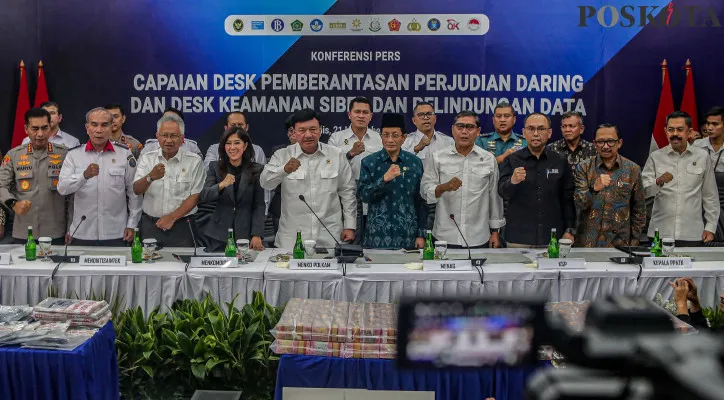 Menko Polkam Budi Gunawan menyampaikan keterangan didampingi Menkomdigi Meutia Hafid,  Mendiktisaintek Satryo S Brodjonegoro, Kepala BSSN Hinsa Siburian, Menteri Agama Nasaruddin Umar, Kepala PPATK Ivan Yustiavandana, Kepala Staf Kepresidenan AM Putranto, Deputi Bank Indonesia Juda Agung, Kabareskrim Komjen Pol Wahyu Widada, Wamenkomdigi Angga Raka, saat konferensi pers capaian desk pemberantasan perjudian daring dan desk keamanan siber dan perlindungan data di Kantor Komdigi, Medan Merdeka Barat, Jakarta Pusat, Kamis (21/11/2024). Pemerintah mencatat perputaran judi daring telah mencapai Rp900 triliun pada tahun 2024 yang melibatkan 8,8 juta orang yang mayoritas pemainnya merupakan masyarakat kelas menengah ke bawah dan saat ini pemerintah terus melakukan upaya masif dalam pemberantasannya.Poskota/Ahmad Tri Hawaari