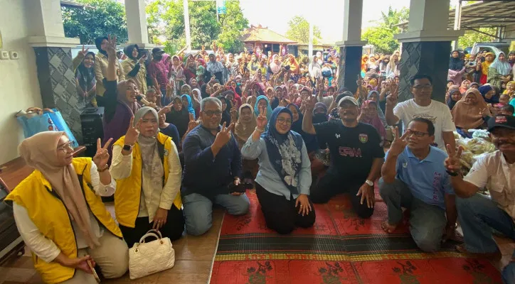 Calon Wakil Bupati Tangerang nomor urut 02, Intan Nurul Hikmah saat mendatangi warga Desa Buaranjati, Kecamatan Sukadiri, Kabupaten Tangerang. (Dok. Tim Main)