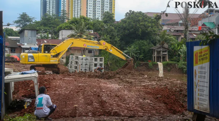 Aktivitas pekerja dan warga proyek normalisasi Kali Ciliwung di kawasan Rawajati, Pancoran, Kalibata, Jakarta Selatan, Jumat, 22 November 2024. (Poskota/Ahmad Tri Hawaari)