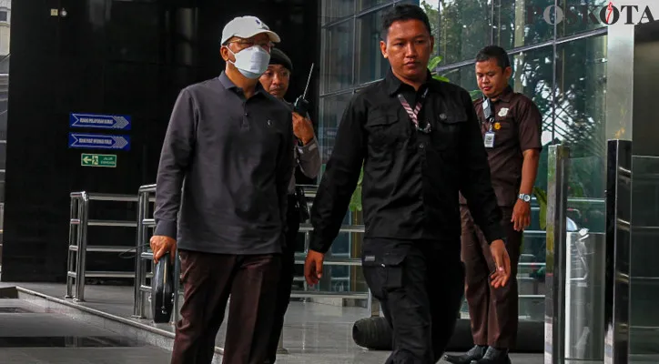 Gubernur Bengkulu Rohidin Mersyah (masker putih) saat tiba di Gedung Merah Putih Komisi Pemberantasan Korupsi (KPK), Kuningan, Jakarta Selatan, Minggu (24/11/2024). Poskota/Ahmad Tri Hawaari