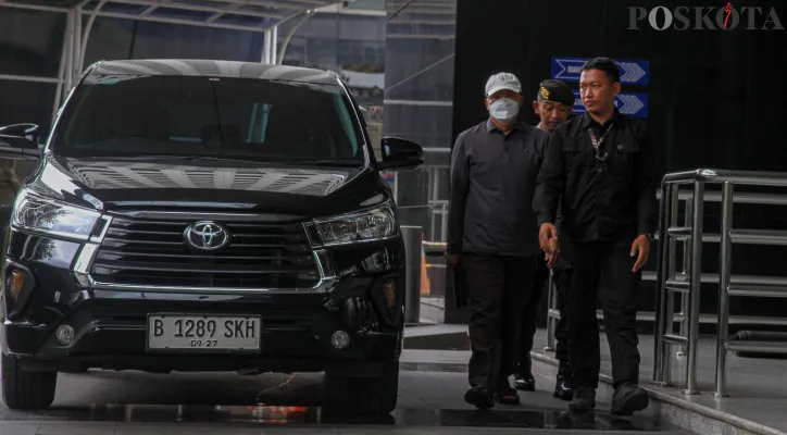 Gubernur Bengkulu Rohidin Mersyah (masker putih) saat tiba di Gedung Merah Putih Komisi Pemberantasan Korupsi (KPK), Kuningan, Jakarta Selatan, Minggu (24/11/2024). Komisi Pembetantasan Korupsi (KPK) melakukan operasi tangkap tangan atau OTT di lingkungan Pemerintah Provinsi Bengkulu pada Sabtu malam, 23 November. Dari kegiatan ini, KPK menangkap tujuh orang.Poskota/Ahmad Tri Hawaari