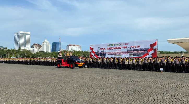 Kapolda Metro Jaya dengan Pj Gubernur DKI dan Pangdam Jaya mengecek kesiapan personel dalam Operasi Mantap Praja Pilkada 2024 di silang Monas, Jakarta Pusat, Senin, 25 November 2024. (Dok. Polri)