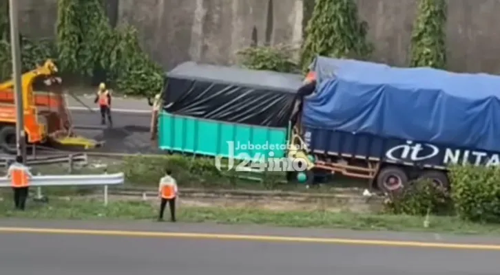 Dua truk terlibat kecelakaan di ruas tol Jakarta-Merak, tiga orang tewas di tempat. (Tangkapan layar/@jabodetabek24info)