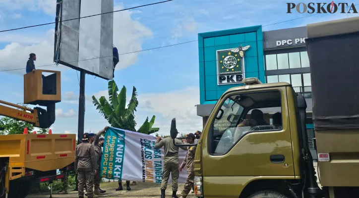 Penertiban APK di wilayah Kabupaten Tangerang, Senin, 25 November 2024. (Poskota/Veronica)