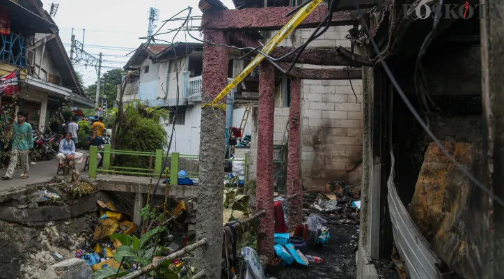 Pemukiman padat penduduk Kemuning Bendungan, Rawa Bunga, Jatinegara, Jakarta Timur, yang dilanda kebakaran pada Minggu, 24 November 2024. Kebakaran ini menghanguskan 40 rumah semi permanen. (Poskota/Ahmad Tri Hawaari)