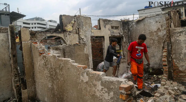 Warga Mengais Sisa Harta Benda Pasca Kebakaran Jatinegara