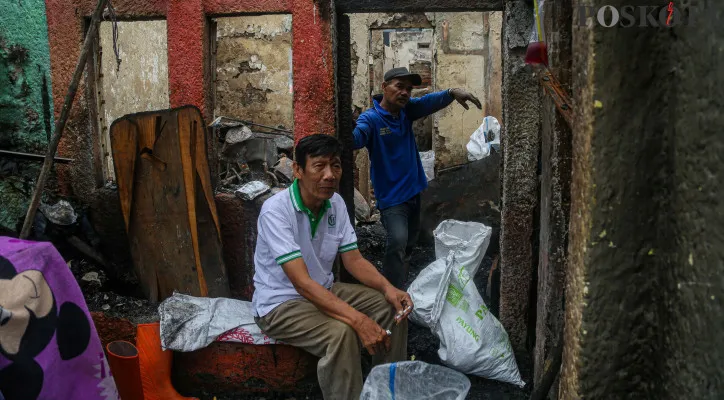 Warga Mengais Sisa Harta Benda Pasca Kebakaran Jatinegara