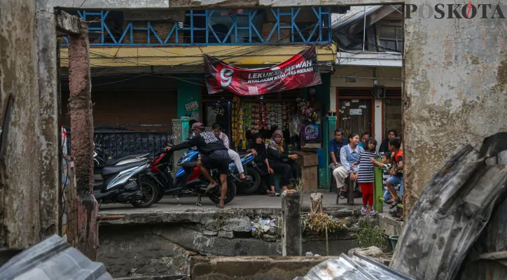 Warga Mengais Sisa Harta Benda Pasca Kebakaran Jatinegara
