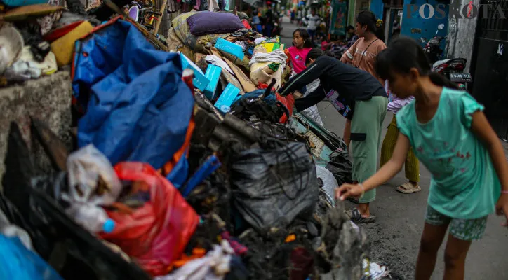 Warga Mengais Sisa Harta Benda Pasca Kebakaran Jatinegara