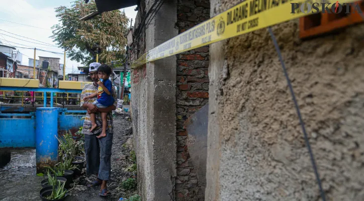 Warga Mengais Sisa Harta Benda Pasca Kebakaran Jatinegara