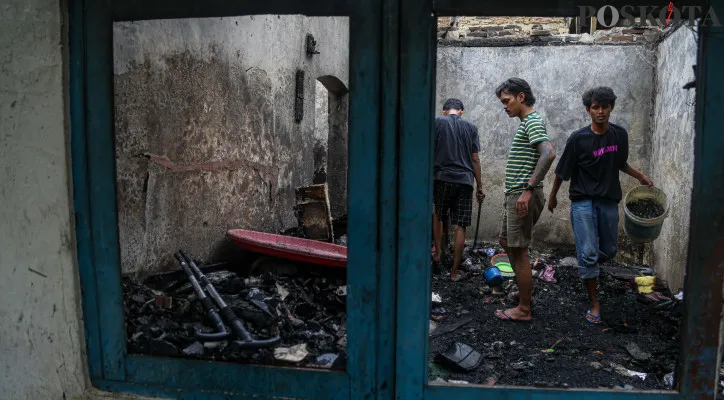 Warga Mengais Sisa Harta Benda Pasca Kebakaran Jatinegara