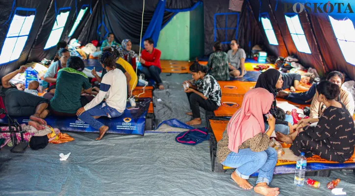 Wajah Penuh Harapan Warga RT 5 Jatinegara di Tenda Posko Bencana Menunggu Bantuan