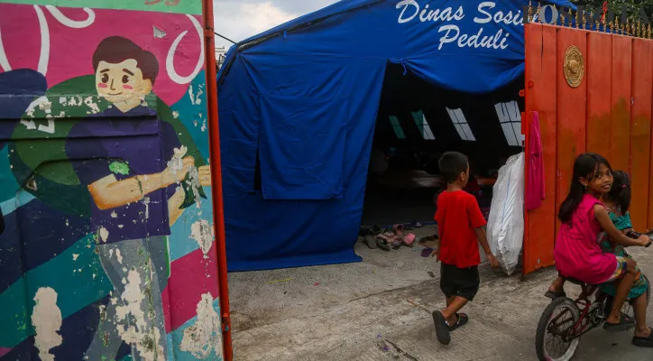 Wajah Penuh Harapan Warga RT 5 Jatinegara di Tenda Posko Bencana Menunggu Bantuan