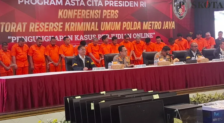 Kapolda Metro Jaya Irjen Pol Karyoto didampingi Kabid Humas Kombes Ade Ary dan Dirreskrimum Polda Metro Jaya Kombes Wira menjejer para tersangka judol Komdigi dan puluhan mobil mewah di Polda Metro Jaya, Senin, 25 November 2024. (Poskota/Angga Pahlevi)