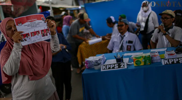 Warga saat mendatangan Tempat Pemungutan Suara (TPS). (Poskota/Ahmad Tri Hawaari)