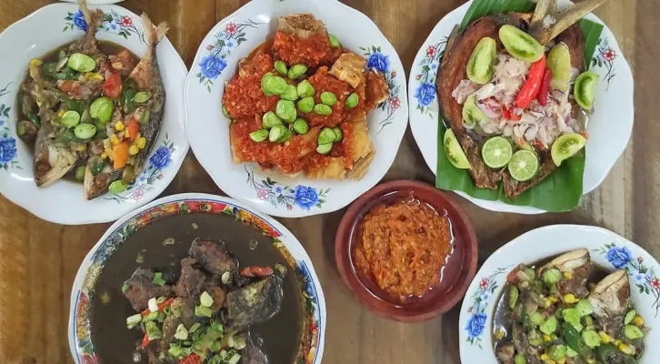 Foto: sajian menu andalan khas betawi Warung Mak Dower, Jalan Pemuda, Rawamangun, Pulogadung, Jakarta Timur. (Instagram @warungmakdower)