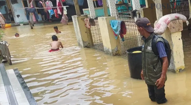 Kondisi banjir di Kamoung Eretan, Kecamatan Jambe, Kabupaten Tangerang, Kamis, 28 November 2024. (Poskota/Veronica)