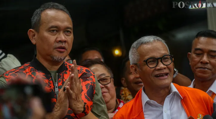 Ketua Tim Pemenangan pasangan calon gubernur dan wakil gubernur nomor urut tiga Pramono Anung dan Rano Karno, Cak Lontong bersama tim saat memberikan keterangan kepada wartawan di Posko Pemenangan Pramono-Rano di Jalan Cemara, Gondangdia, Jakarta Pusat, Jumat (29/11/2024). Hasil hitung cepat (quick count) Pilkada Jakarta 2024 di beberapa lembaga survei memperlihatkan perolehan sementara suara Pramono Anung-Rano Karno sudah di atas 50 persen dan tim pemenangan Pramono Anung-Rano Karno pun optimistis Pilkada Jakarta satu putaran dan tetap mengimbau agar seluruh relawan tetap menjaga kondusifitas agar situasi Jakarta tetap aman, damai dan tertib.Poskota/Ahmad Tri Hawaari