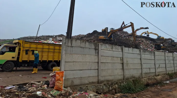 Aktivitas petugas pengangkut sampah di TPA Burangkeng, Kabupaten Bekasi pada Senin, 2 Desember 2024. (Poskota/Ihsan Fahmi)