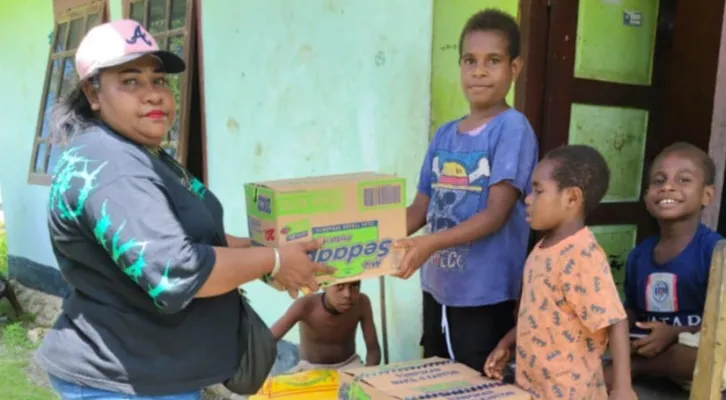 Foto: Masyarakat Desa Nifasi, Distrik Makimi, Kabupaten Nabire, Papua Tengah menerima penyaluran ratusan paket sembako dari PT Kristalin Ekalestari, selain masyarakat juga salurkan bantuan ke tempat ibadah. (Dok. PT KE)