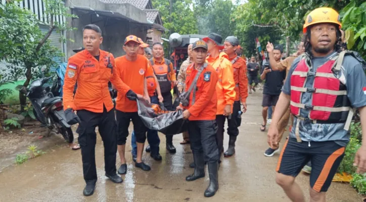 Petugas BPBD mengevakuasi jasad pelajar yang ditemukan tewas setelah terseret arus sungai irigasi. (Dok. BPBD Kabupaten Serang)