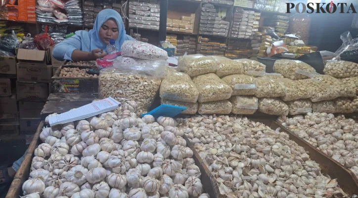 Pedagang bawang putih di Pasar Induk Kramat Jati, Jakarta Timur pada Senin, 9 Desember 2024. (Poskota/Angga Pahlevi)