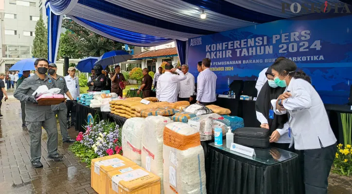 Kegiatan pemusnahan barang bukti narkoba di kantor Badan Narkotika Nasional (BNN), Jakarta Timur, Senin, 23 Desember 2024. (Poskota/Ali Mansur)