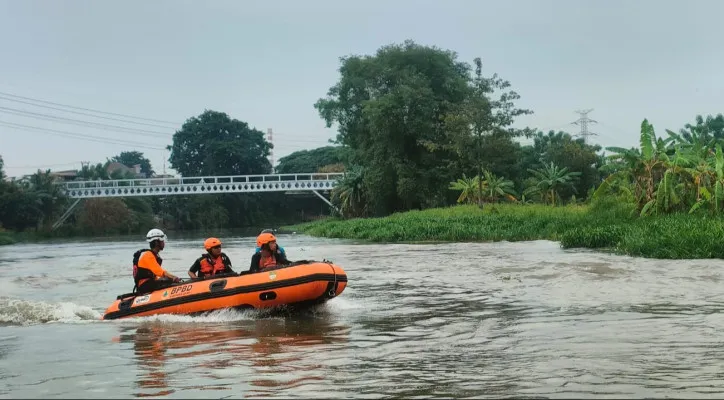 Hari ketujuh Anggota SAR mencari korban hilang di Aliran Kalimalang, Pasir Sari, Cikarang Selatan, Kabupaten Bekasi, Senin, 23 Desember 2024. (Dok. SAR Bekasi)