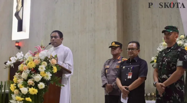 Forkompinda Kota Bekasi saat melakukan monitoring Malam Misa Natal di Gereja Santo Yohanes Paulus II, Kecamatan Rawalumbu, Selasa, 24 Desember 2024. (Dok. Humas Pemkot Bekasi)