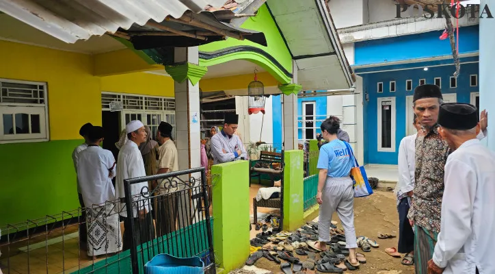 Suasana rumah duka korban kecelakaan bus rombongan peziarah di Desa Legok, Kecamatan Legok, Kabupaten Tangerang, Kamis, 26 Desember 2024. (Poskota/Veronica Prasetio)