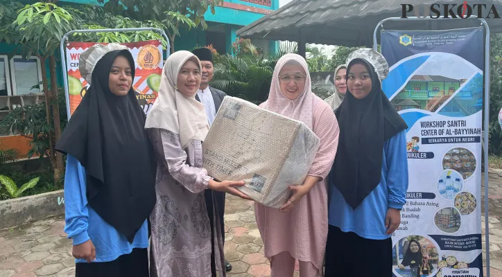 Wakil Bupati Tangerang terpilih, Intan Nurul Hikmah sedang menyerahkan bantuan sebuah alat pembuat kue, kepada santriwati Ponpes Al-Bayyinah, Kecamatan Cisoka, Minggu, 29 Desember 2024. (Poskota/Veronica Prasetio)