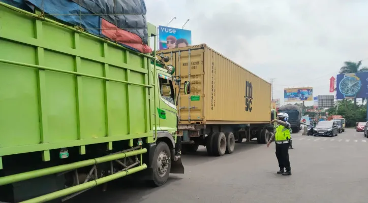 Anggota Satlantas Polresta Tangerang saat melakukan razia pembatasan kendaraan besar sumbu 3 di Citra Raya, Kabupaten Tangerang. (Dok. Satlantas Polresta Tangerang)