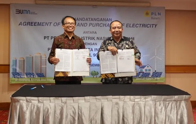 Foto: Direktur Utama NeutraDC Batam, Indrama YM Purba (kiri), bersama Direktur Utama PLN Batam, Muhammad Irwansyah Putra (kanan), melakukan penandatanganan kerja sama pengadaan pasokan energi listrik berkapasitas 90.000.000 Volt Ampere (VA) untuk Hyperscale Data Center (HDC) Batam, di Hotel Ambhara, Jakarta, Rabu, 27 Desember 2023. (Dok. NeutraDC)