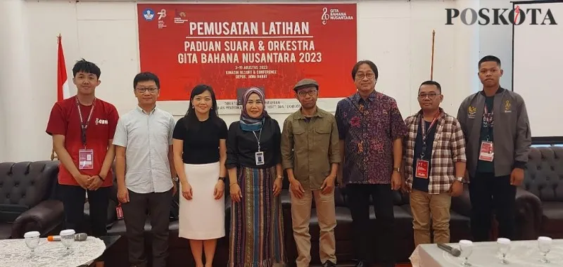 Direktur Pengembangan dan Pemanfaatan Kebudayaan, Irini Dewi Wanti  didampingi Komponis musik Purwacaraka, pelatih paduan suara dan orkestra Gita Bahana Nusantara.(angga)