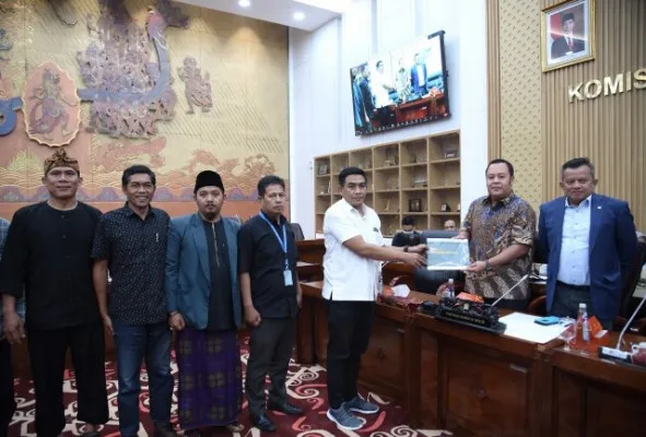 Wakil Ketua Komisi VI DPR RI Mohamad Hekal dan Anggota Komisi V DPR RI Mulyadi, saat menerima audiensi masyarakat yang tergabung dalam Aliansi Masyarakat Bogor Selatan (ist)