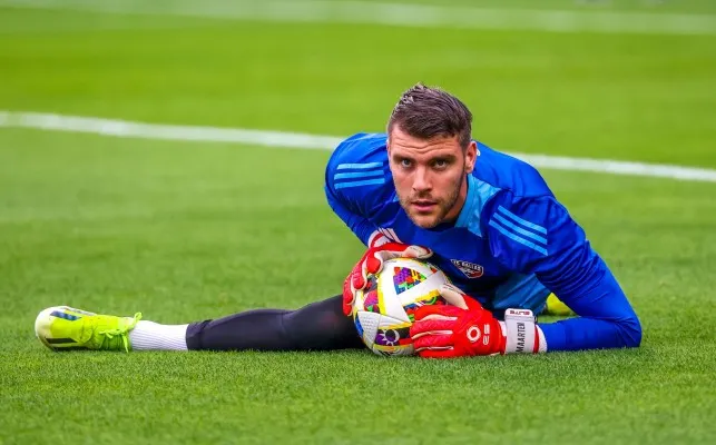 Kehadiran Maarten Paes sebagai pemain naturalisasi baru Timnas Indonesia berpotensi menggeser posisi Ernando Ari. (Foto: X/fcdallas)