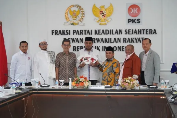 GNPF Ulama dan keluarga korban penembakan KM 50 saat   menemui Fraksi PKS. (ist)