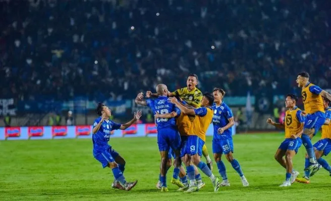 Potret pemain Persib Bandung saat rayakan gol di kompetisi Liga 1. (X/@footballinanews)