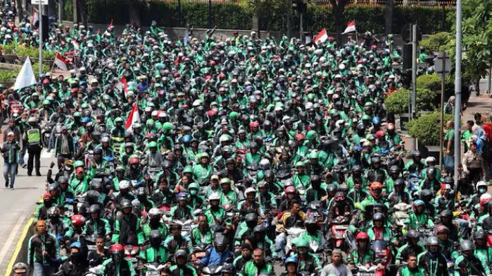 Ribuan driver ojek online (ojol) turun ke jalan untuk mendesak perlindungan hukum sebagai bentuk protes terhadap kebijakan tarif layanan yang dinilai tidak adil(Foto: Media sosial X/ @greenminnn)