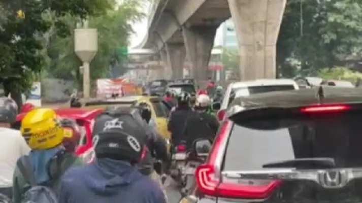 Akibat proyek galian utilitas di Jl. Kapten Tendean, Mampang Prapatan, Jaksel, sebabkan macet. (adji)