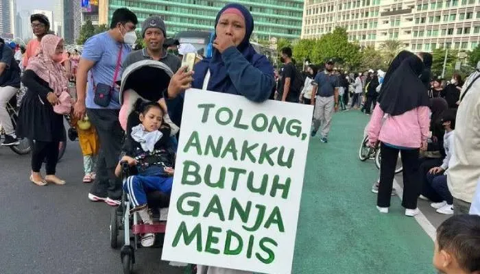 Unggahan foto di media sosial terkait seorang ibu membawa poster bertuliskan butuh ganja medis pada hari bebas kendaraan di Bundaran HI Jakarta pada Minggu, 26 Juni 2022.