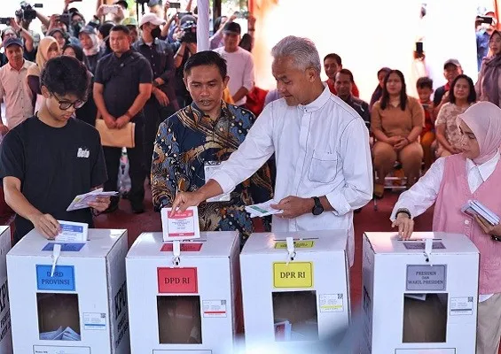 Capres nomor urut 3, Ganjar Pranowo, menggunakan hak pilihnya di TPS 11, Lempongsari, Kota Semarang. (ist)