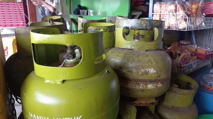 Gas LPG 3 kg atau gas melon yang biasa ikut dijual di warung pengecer.