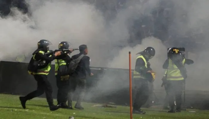 Gas air mata ditembakkan petugas polisi anti huru hara pasca pertandingan Arema vs Persebaya di Stadion Kanjuruhan Malang.