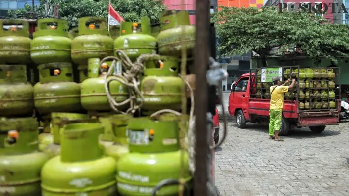 Pemerintah keluarkan kebijakan membeli gas LPG 3 Kg wajib melampirkan KTP. (foto: poskota)