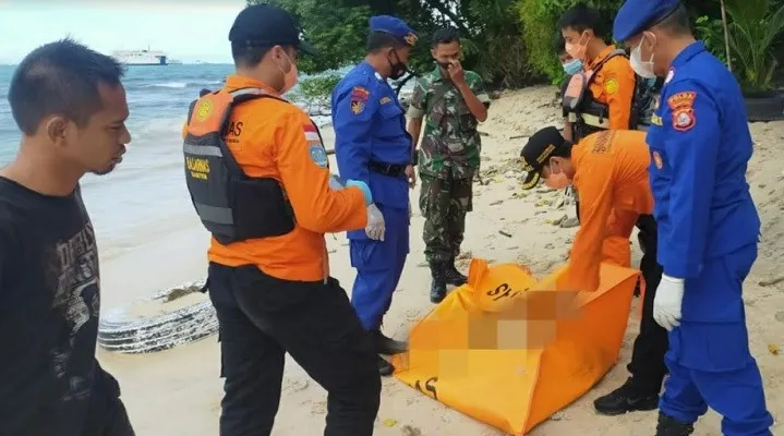 Petugas Basarnas dan Ditpolair Banten saat mengevakuasi jasad gitaris band asal Cilegon, Azis Zulkarnaen. (ist)